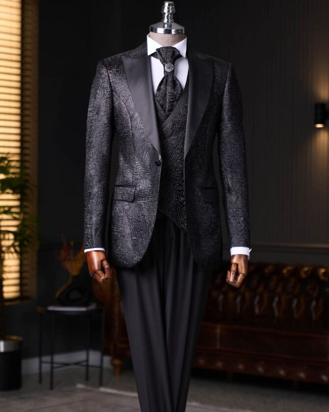 Elegant Black Embossed Tuxedo with Satin Shawl Lapel and Brooch Cravat – BERLINAF