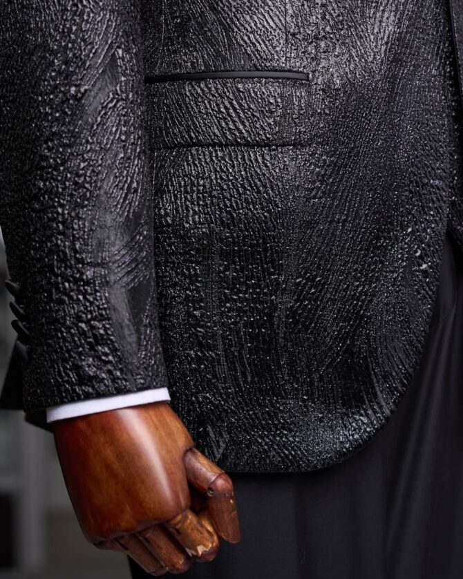 Elegant Black Embossed Tuxedo with Satin Shawl Lapel and Brooch Cravat – BERLINAF