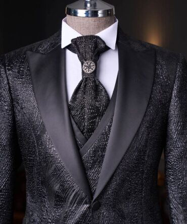 Elegant Black Embossed Tuxedo with Satin Shawl Lapel and Brooch Cravat – BERLINAF