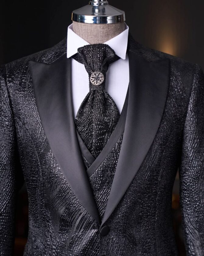 Elegant Black Embossed Tuxedo with Satin Shawl Lapel and Brooch Cravat – BERLINAF