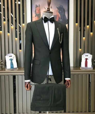 Elegant Dark Green Tuxedo for Men with Black Satin Lapel – Slim Fit Formal Suit | Berlinaf